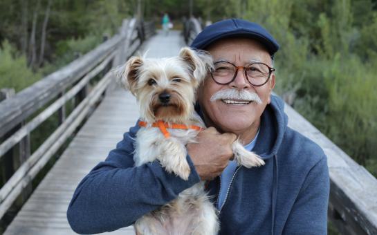 Un homme avec un chien