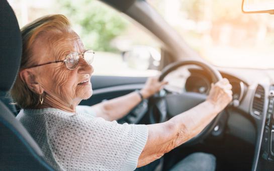 Femme senior au volant d'une voiture