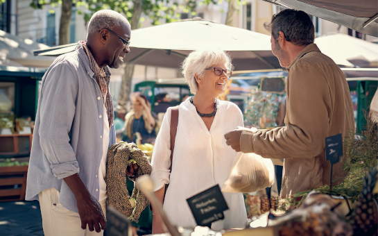 Illustration de retraités en discussion au marché