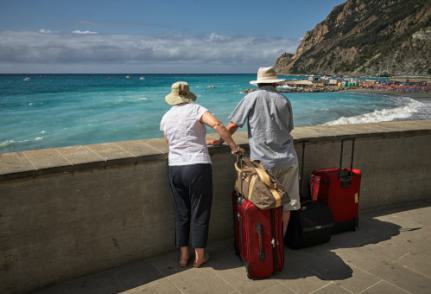 Couple de retraités en vacances