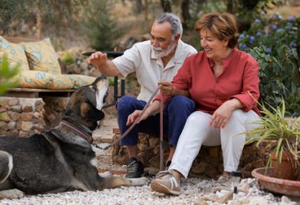 Illustration d'un couple de retraité gardant un chien pour les vacances 