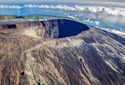 Vue du cratère Dolomieu, l'un des deux cratères volcaniques situé au sommet du Piton de la Fournaise