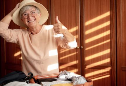 Photo d'illustration d'une femme retraité préparant sa valise 