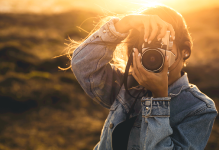 Photo d'une femme tenant un appareil photo 