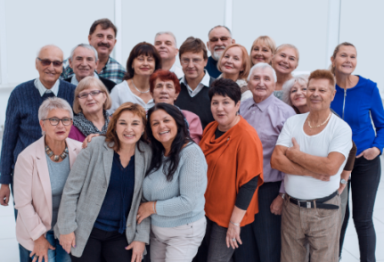 Photo d'un groupe de retraités souriants