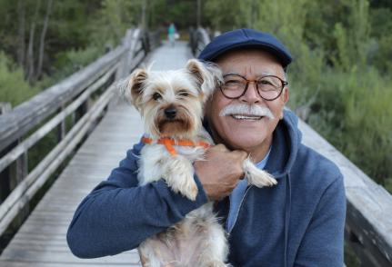 Un homme avec un chien