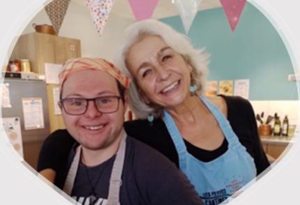 Catherine Haas, coprésidente de l'association les Petites Cantines à Annecy, en compagnie de Martin, en service civique.