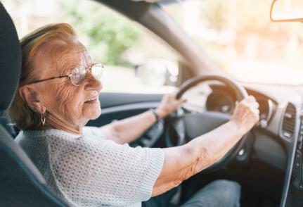 Femme senior au volant d'une voiture
