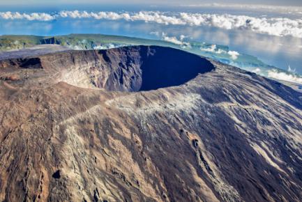 Vue du cratère Dolomieu, l'un des deux cratères volcaniques situé au sommet du Piton de la Fournaise