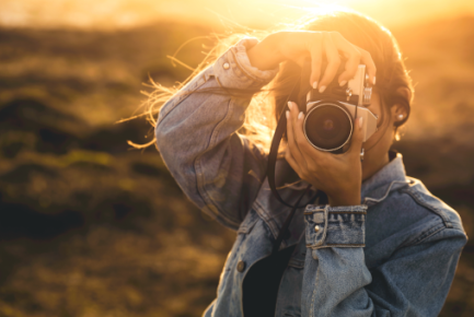 Photo d'une femme tenant un appareil photo 