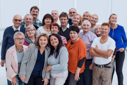 Photo d'un groupe de retraités souriants