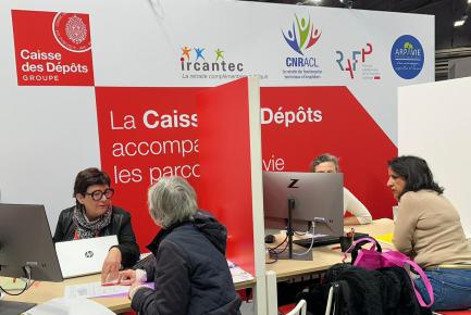 Salon des seniors 2024 - vue du stand Caisse des Dépôts