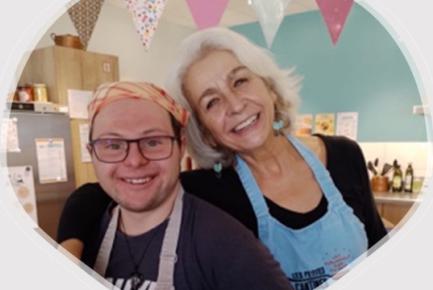 Catherine Haas, coprésidente de l'association les Petites Cantines à Annecy, en compagnie de Martin, en service civique.