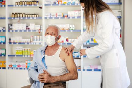 Illustration d'un patient se faisant vacciner en pharmacie