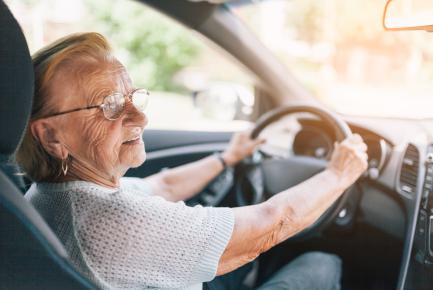 Femme senior au volant d'une voiture